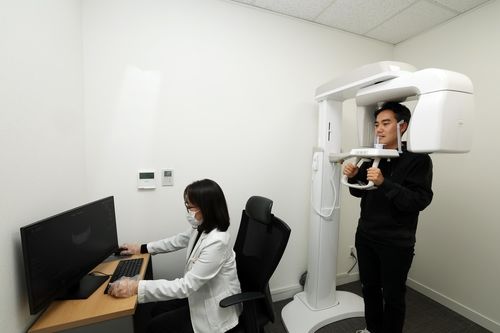 파노라마 엑스레이로 구강 상태를 촬영하는 모습