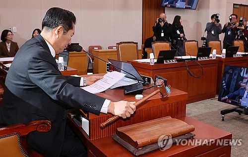 의사봉 두드리는 정청래 법사위원장