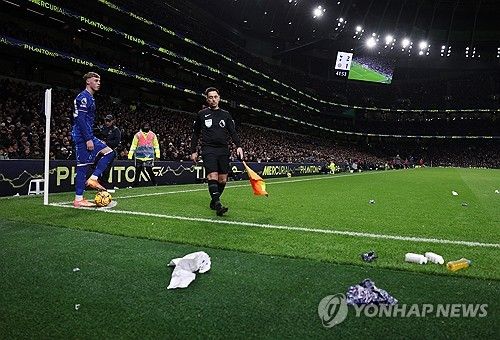 경기장으로 던져진 오물들