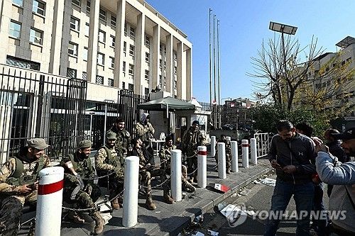 시리아 중앙은행 지키는 반군