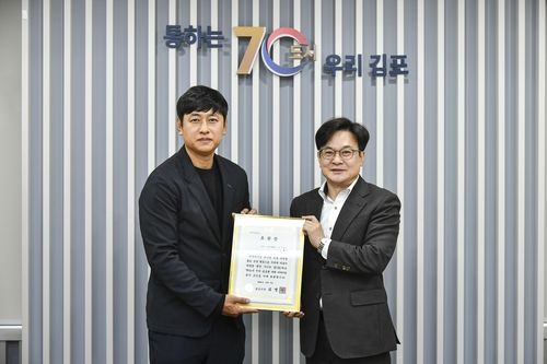 추가 살인 범행 막은 신현호씨(사진 왼쪽)