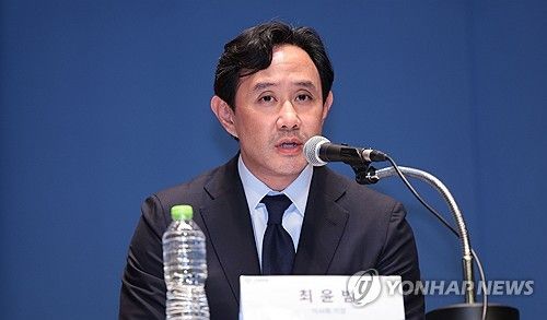 질문에 답하는 최윤범 고려아연 회장