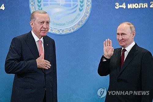 레제프 타이이프 에르도안 튀르키예 대통령과 블라디미르 푸틴 러시아 대통령. 바샤르 알아사드 대통령이 이끄는 시리아 정권의 붕괴는 두 스트롱맨의 이해관계가 극적으로 엇갈린 사태로 관측된다. [EPA 연합뉴스 자료사진. 재판매 및 DB 금지]