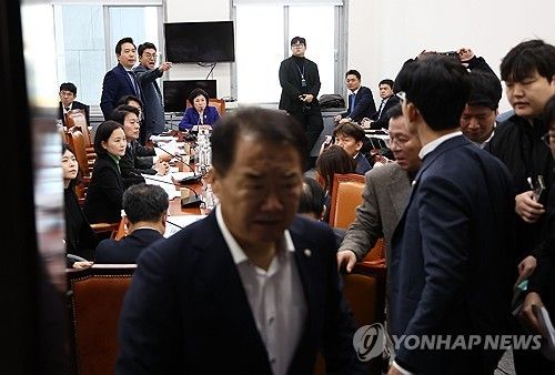 국회 곳곳 비상계엄-탄핵안폐기 여파
