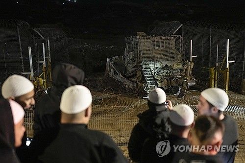 이스라엘 장갑차량이 보안장벽을 넘는 모습