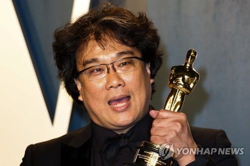 2020년 2월 아카데미 시상식에서 트로피 들고 기뻐하는 봉준호 감독