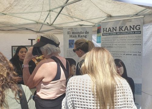 한강 작가의 책이 전시된 한국문화원 부스