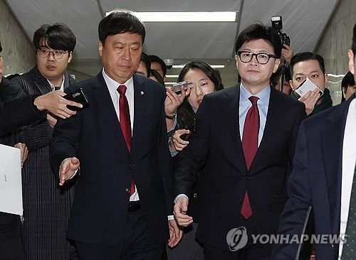 한동훈 대표 비공개 최고위원회의 마치고