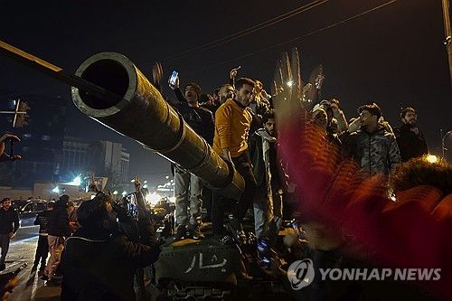 다마스쿠스에 진입한 반군 병사들을 환영하는 시민들