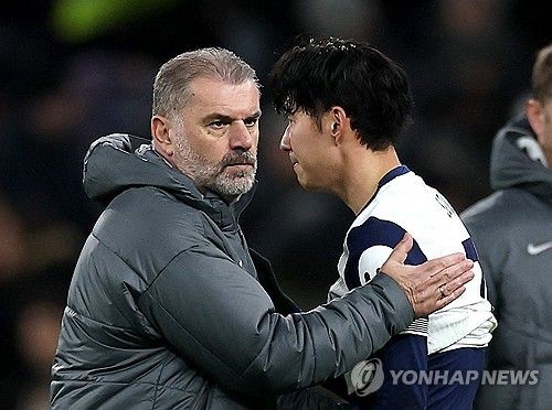 안지 포스테코글루 감독의 위로를 받는 손흥민