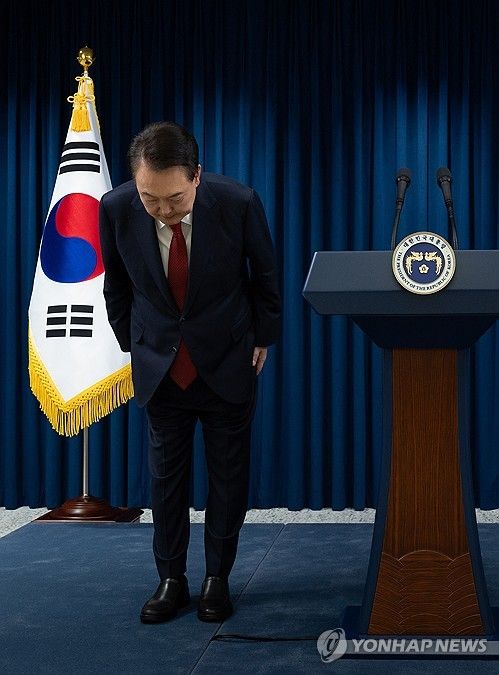 탄핵 표결 전 대국민 담화, 인사하는 윤석열 대통령