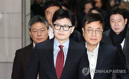 회의실 향하는 한동훈 대표와 최고위원들