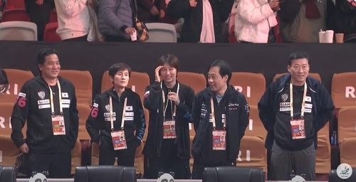 혼성 월드컵 경기장을 찾은 이태성 탁구협회장(맨 왼쪽)