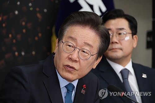 최고위원회의에서 발언하는 이재명 대표