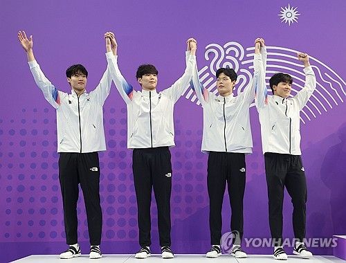 '함께 시상대에 오르며'