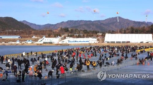 인제 빙어호에서 펼쳐진 빙어축제 모습