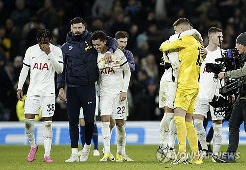 승리를 기뻐하는 토트넘 선수들