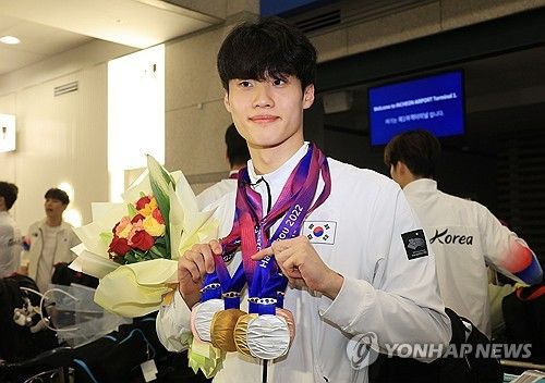 황선우, '메달이 너무 많죠?'