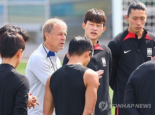 선수들 독려하는 클린스만 감독