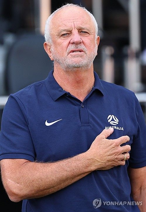 국가 부르는 호주 그레이엄 아널드 감독
