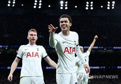 골세리머니를 펼치는 토트넘의 브레넌 존슨