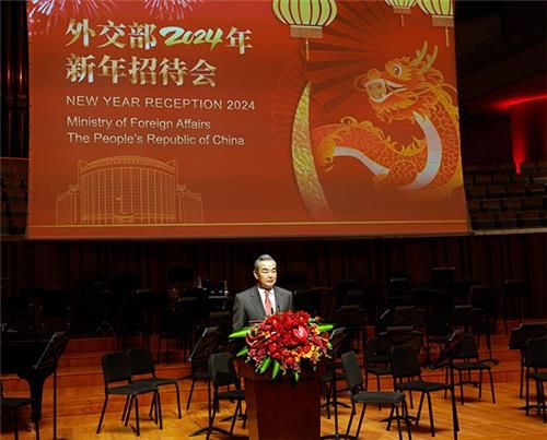 중국 외교부 2024년 신년 리셉션에서 연설하는 왕이 중국 외교부장