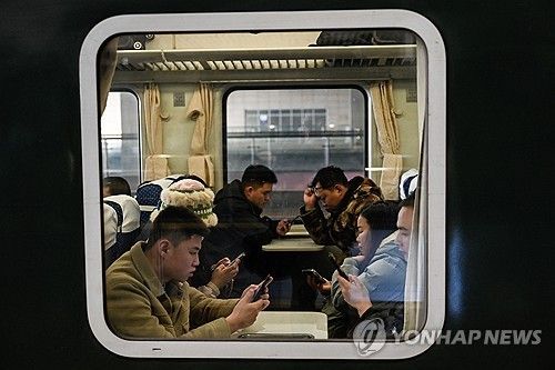 (AFP=연합뉴스) 지난 6일 중국 열차에 탄 승객들.2024.2.10.