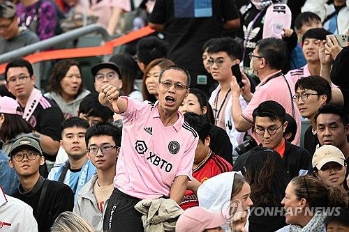 (AFP=연합뉴스) 지난 4일 홍콩에서 열린 인터 마이애미와 홍콩 대표팀과의 축구 친선경기에 리오넬 메시가 출전하지 않자 한 팬이 야유를 보내는 모습. 2024.2.10.