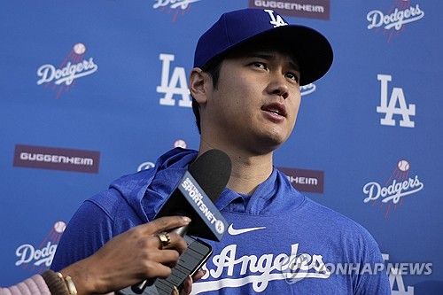 인터뷰하는 오타니