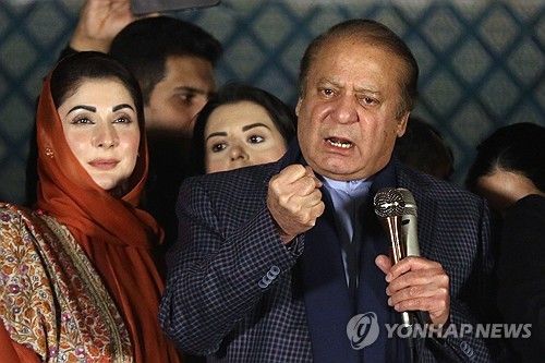 지지자들 상대로 연설하는 샤리프 전 파키스탄 총리(오른쪽)