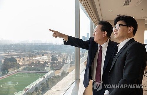 창밖 보며 대화 나누는 윤석열 대통령과 한동훈 비대위원장