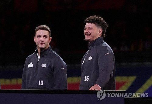 쿼터백 브록 퍼디(샌프란시스코)와 패트릭 마홈스(캔자스시티·왼쪽부터)