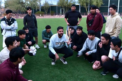 '모 나와라' 윷 던지는 엔마누엘 데 헤이수스