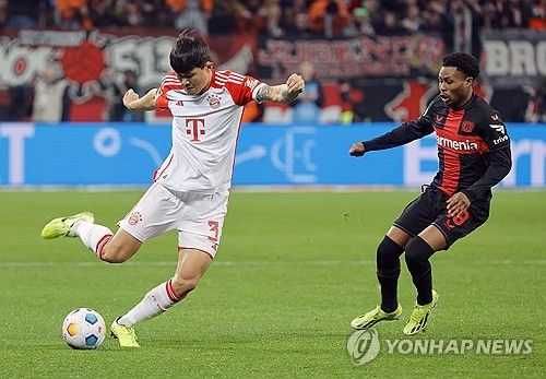 레버쿠젠과의 경기에 출전한 김민재