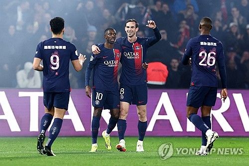 상대 자책골로 역전하자 기뻐하는 PSG 선수들