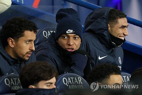 벤치에서 경기 지켜보는 PSG의 음바페(가운데)