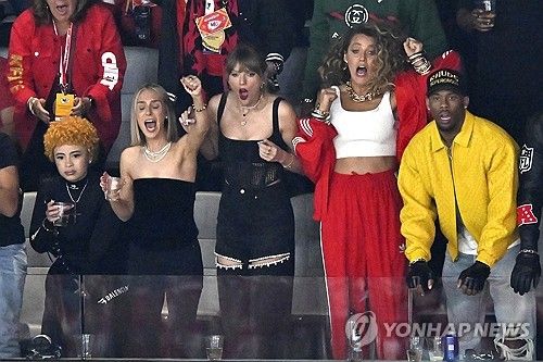 11일(현지시간) NFL 슈퍼볼 경기장에서 남자친구 트래비스 켈시 응원하는 테일러 스위프트와 친구들