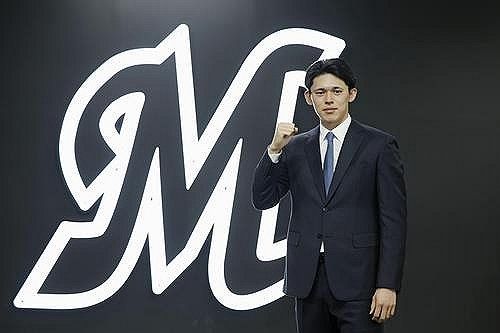 포즈 취하는 사사키 로키