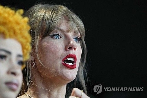 11일(현지시간) NFL 슈퍼볼 경기장에서 남자친구 트래비스 켈시 응원하는 테일러 스위프트