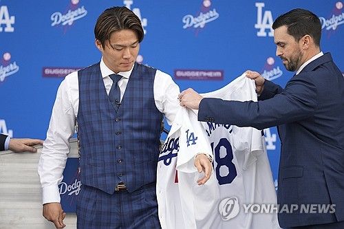 로스앤젤레스 다저스 유니폼을 입은 일본인 투수 야마모토 요시노부(왼쪽).