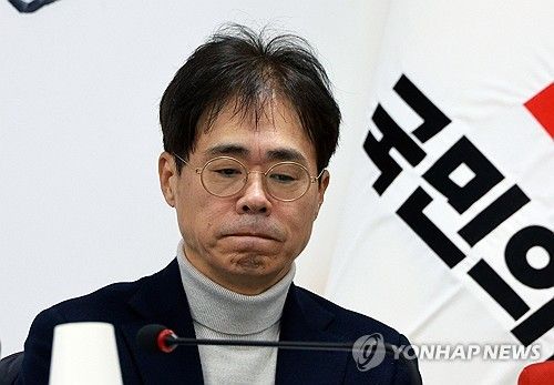 생각에 잠긴 김경율 비대위원