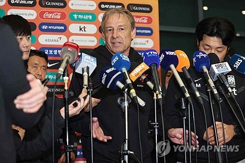 귀국 인터뷰하는 클린스만 감독