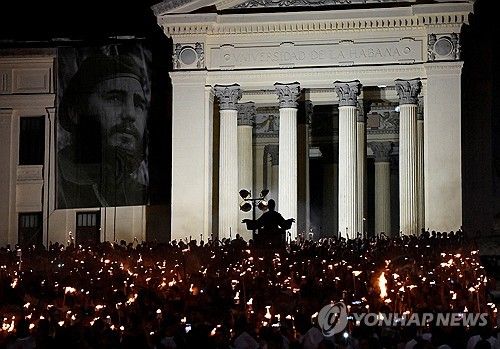 지난 1월 피델 카스트로 사진 현수막을 붙이고 혁명가 호세 마르티 생일을 기념하는 쿠바 주민들