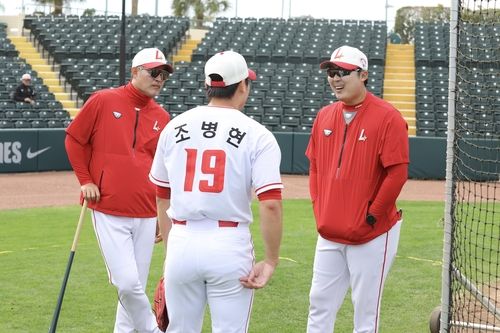 조병현(가운데)과 대화 중인 배영수(오른쪽) 코치와 이숭용 감독