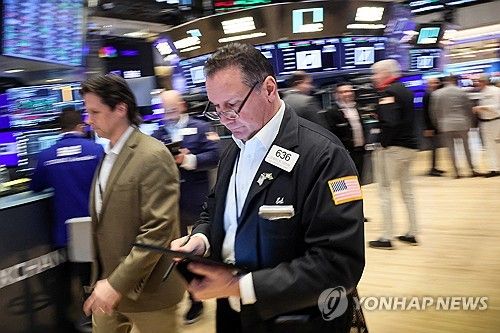 NYSE 입회장에서 일하는 트레이더들의 모습
