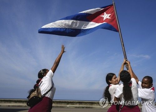 쿠바 혁명군 아바나 입성 기념하는 여학생들