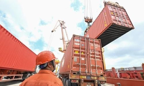 북부 하이퐁상에서 선적되는 수출품