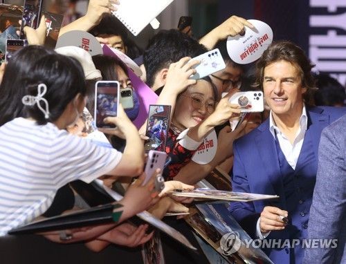 사인 요청 쏟아지는 톰 크루즈