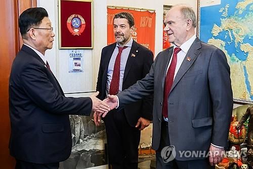 김수길 北 노동당 평양시당위원회 책임비서와 악수하는 러시아 공산당 당수