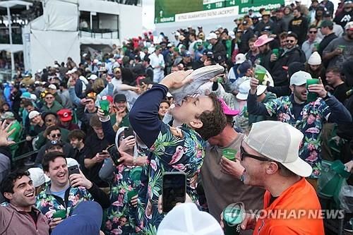 신발에 술을 부어 마시는 피닉스 오픈 관객.